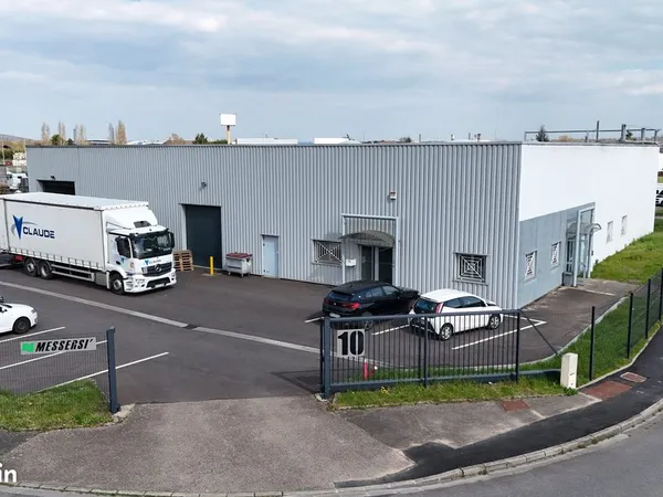Local d'activité de 1 000 m² avec bureaux, sur terrain clos de 2 507 m², zone d'activité du sud de M