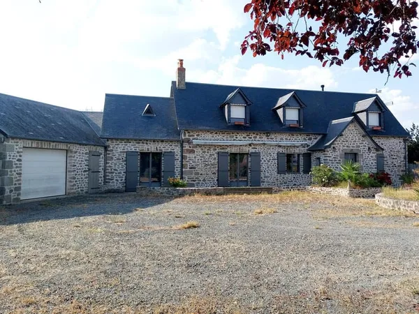 Maison en pierre sur un magnifique terrain arboré avec son plan d'eau