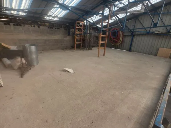 Hangar , bureau , surface commerciale