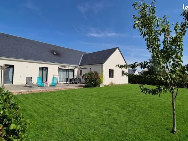 Maison récente individuelle de plain-pied avec 5 chambres
