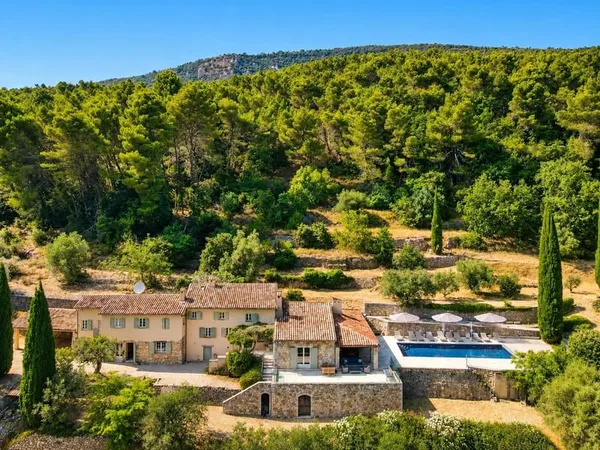Ferme provençale authentique près du village médiéval de Seillans — vue panoramique et prestations h
