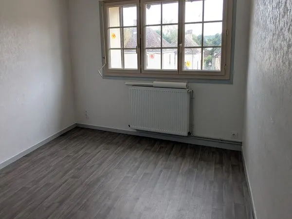 STUDIO 1er étage centre bourg