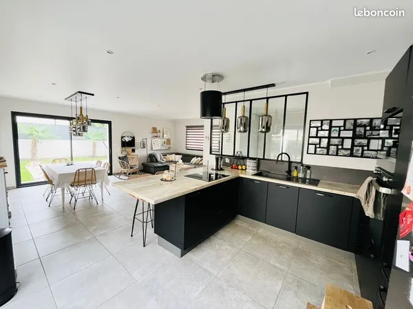 MAISON INDIVIDUELLE RÉCENTE - 140 m² - COEUR DE VILLAGE - CALME - ENVIRONNEMENT FAMILIAL