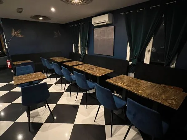 Restaurant lounge