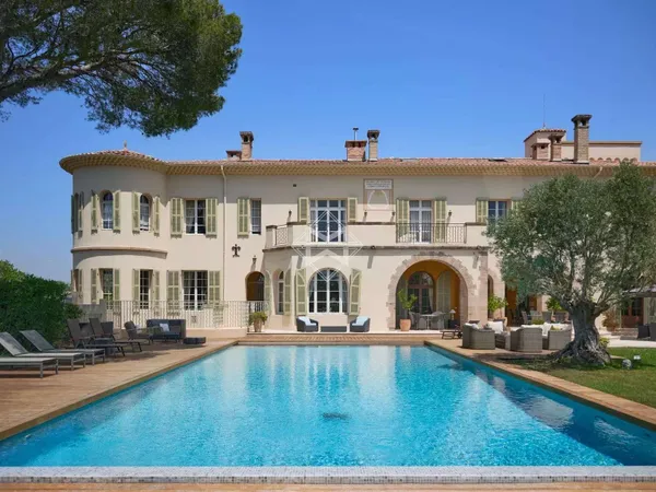 Château 20 pièces 2000 m²