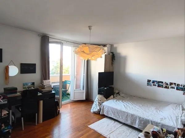 Chambre meublée 15 m² avec balcon privé — Colocation 2 personnes