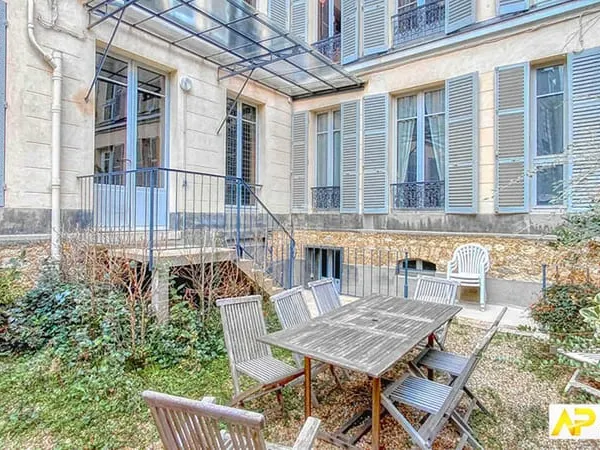 Versailles Notre-Dame Les Prés appartement 4 pièces 104m² situé au 2ème étage avec ascenseur