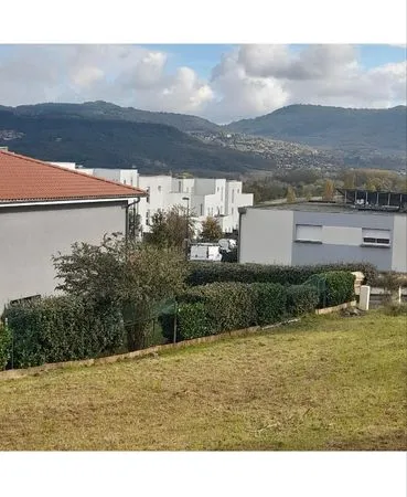 Terrain viabilisé pour moutier clôturé. ( +- ) 800 M² . A 10 minutes de CLERMONT-FERRAND 20 minutes 