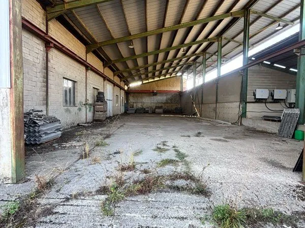 🏢 À LOUER - HANGAR / ENTREPÔT DE 400 m² - DISPONIBLE IMMÉDIATEMENT