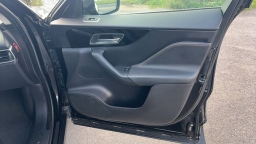 Jaguar F-Pace 2.0 D 163 2WD - Prestige – 2018 – 120482 km – Diesel – Boîte Manuelle — photo 53
