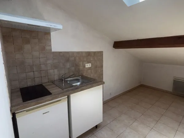 STUDIO CENTRE VILLE CASTELNAUDARY DE 21 M2 AU 3EME ETAGE IMMEUBLE CENTRE VILLE