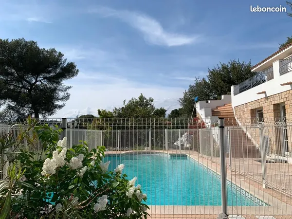 Partie de la maison avec une petite parcelle de terrain