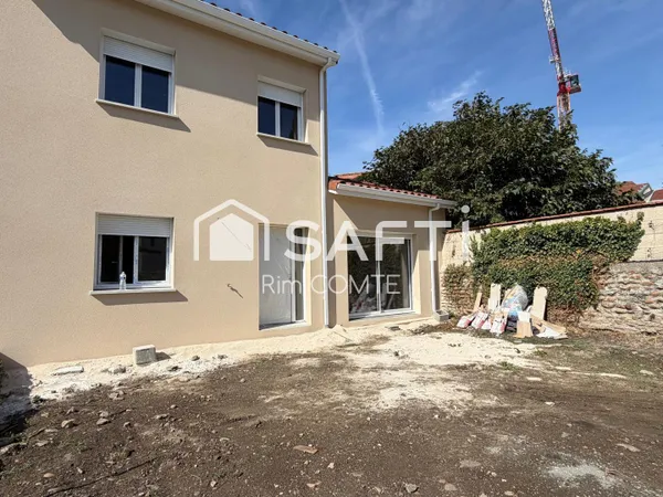À VENDRE - Maison rénovée de 61 m² avec terrasse et stationnement privatif à Albon26!!