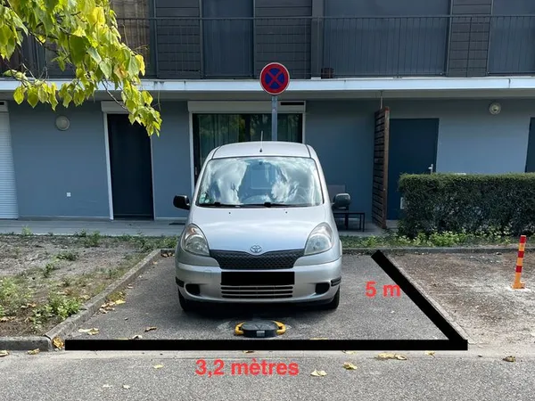 Grand parking extérieur