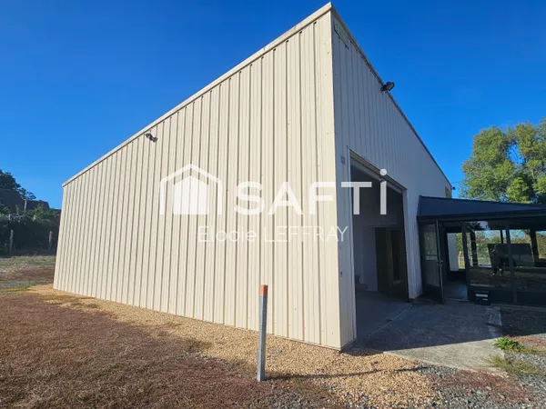 Opportunité rare : Local professionnel / artisanal de 196m² sur terrain de 1114m² / accès Poids Lour