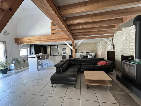 Neuville de Poitou - Secteur Bellefois - Maison 4 chambres (possibilité 5) + dépendance à rénover de