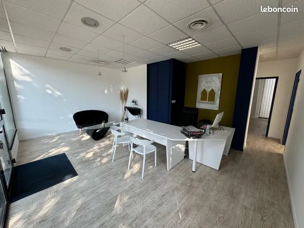 Commerce / Bureaux aménagés 140 m² + 4 parkings