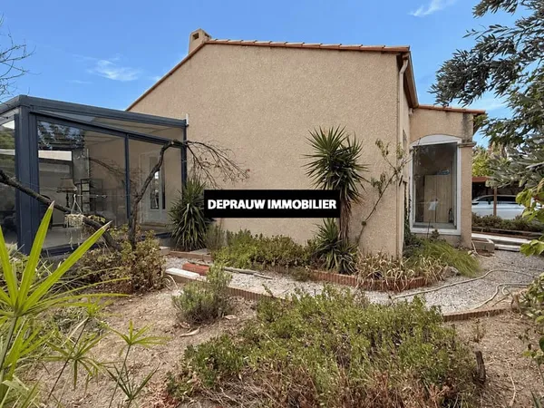 Maison 4 faces de plain-pied avec jardin, véranda et panneau