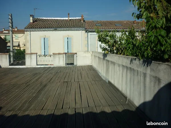 2 pièces climatisées avec terrasse hors centre ville avec parkings