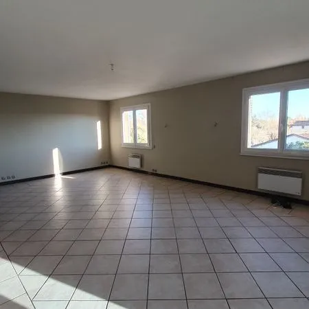 MONTEUX proche centre village superbe appartement P5+bureau , 130m2 climatisé , dans petite copropri