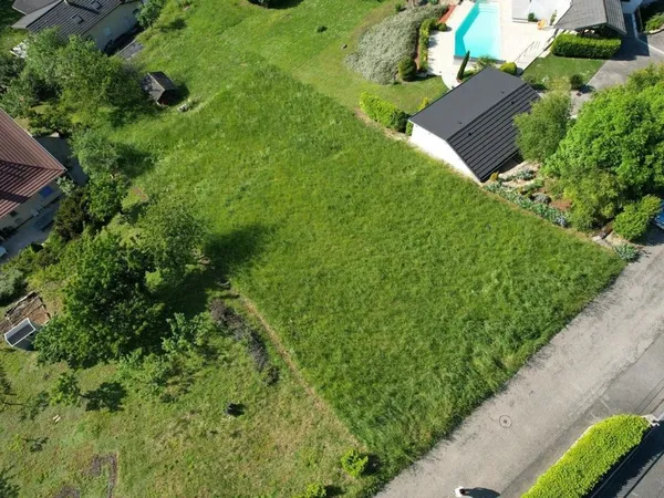 À VENDRE  Terrain constructible de 1 000 m² à Vaux-en-Bugey, vue dégagée rare