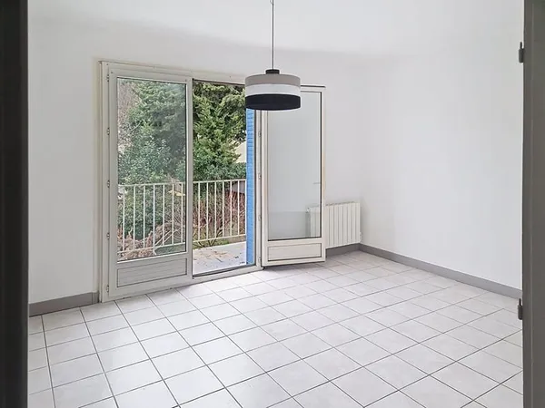 Proche centre historique Appartement Villeneuve Les Avignon 4 pièce(s) 76.15 m2 plus balcon et cave