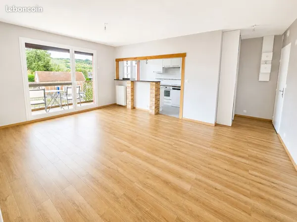 T4 lumineux, deux balcons, 3 chambres, ascenseur