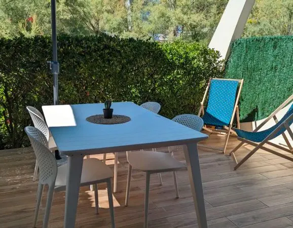 Studio cabine 23m2 avec grande terasse + place de parking entièrement rénové