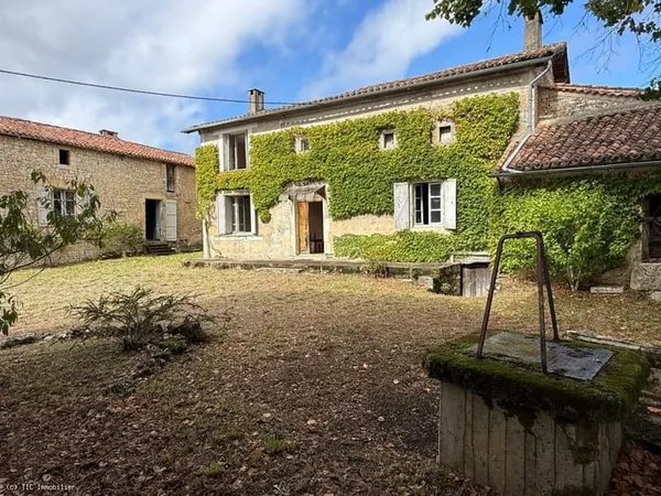 Deux Maisons A Rénover Avec Leur Grange et Un Beau Terrain