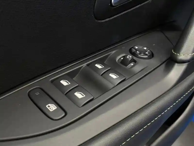 Peugeot 208 e- 136ch allure — photo 9