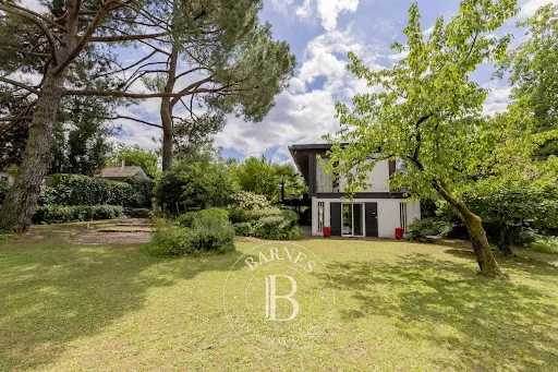 Maison 10 pièces 274 m²