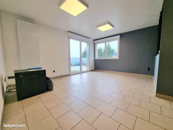 Local 600 m² Lay-Saint-Christophe