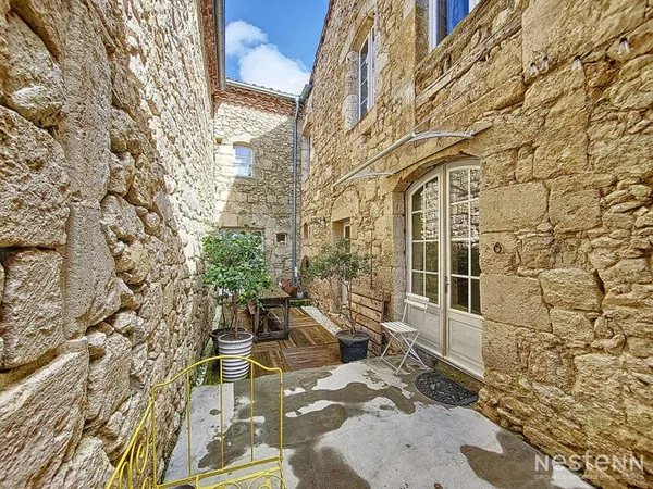A Vendre Maison en pierre rénovée de 227 m² avec patio à 10 minutes de Lectoure
