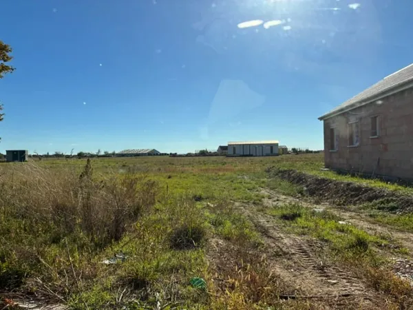 Terrain 608 m²