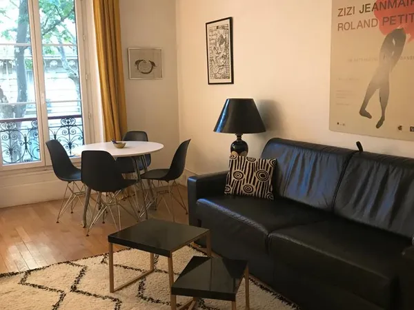 Appartement face a la Tour Eiffel luxueux et parfaitement agencé