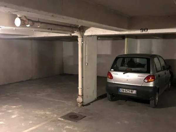 Grande place de parking ( Voiture et moto )
