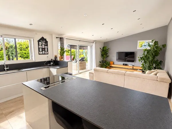 Maison familiale rénovée de 290 m² avec studio indépendant + piscine