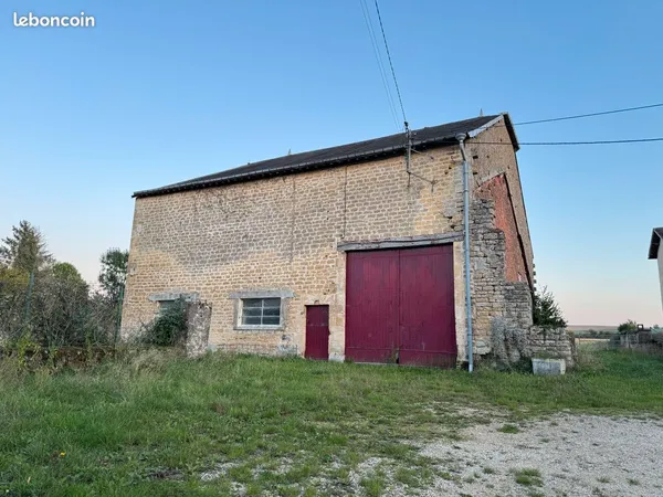 Grange en pierre + plus de 3 000 m² de terrain - 89 000