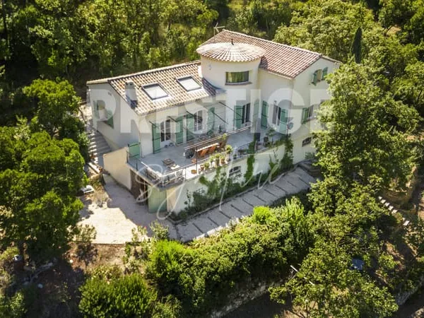 Bastide provençale rénovée au coeur des vignes