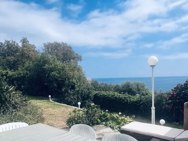 Bel appartement rez de jardin dans bas de villa proche mer, Brando-Lavasina