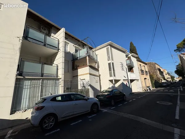 Vends F2 47 m2 + terrasse + parking privatif couvert au centre de Cournonterral