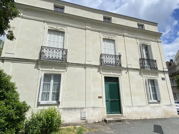 MAISON DE VILLE EN TUFFEAU SAUMUR CENTRE EN ANJOU