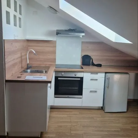 Loue bel appartement rénové avec place de parking privée et jardin