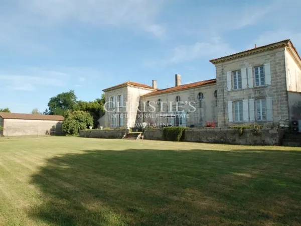 A vendre - propriété de 11 ha - Belle chartreuse à rafraichir