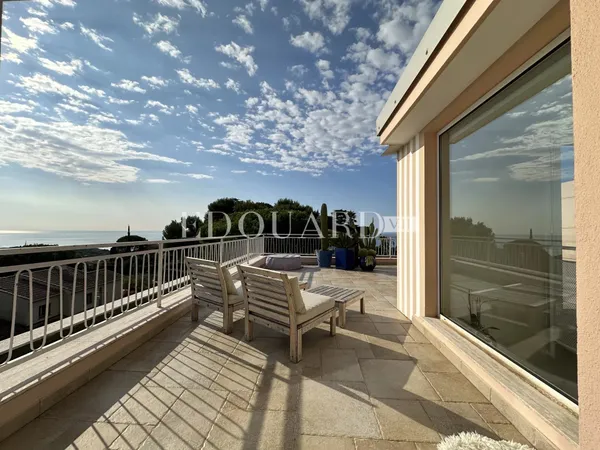 Magnifique trois pièces superbement rénové et meublé, avec spectaculaire terrasse et splendide vue p