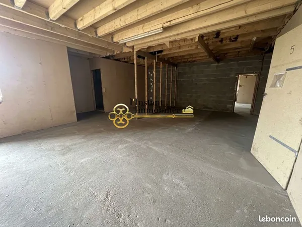 Local 227 m² SAINT POL DE LEON