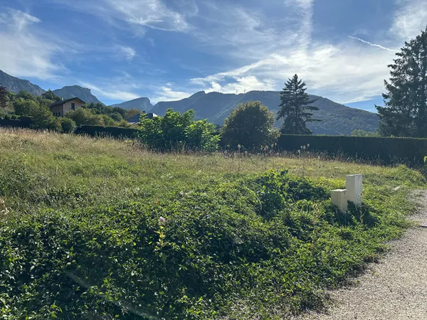 Terrain constructible proche Chambéry (MONTAGNOLE )1200 m²
