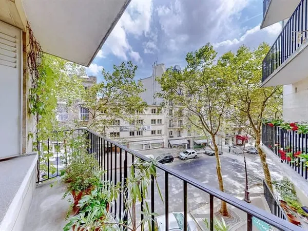 Paris 20ème / appartement de 3 pièces avec balcons