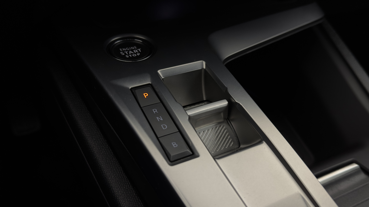 Peugeot 308 SW PHEV 180 e-EAT8 — photo 29