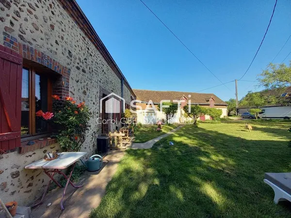 À découvrir : maison pleine d'âme et de caractère avec dépendances et terrain
